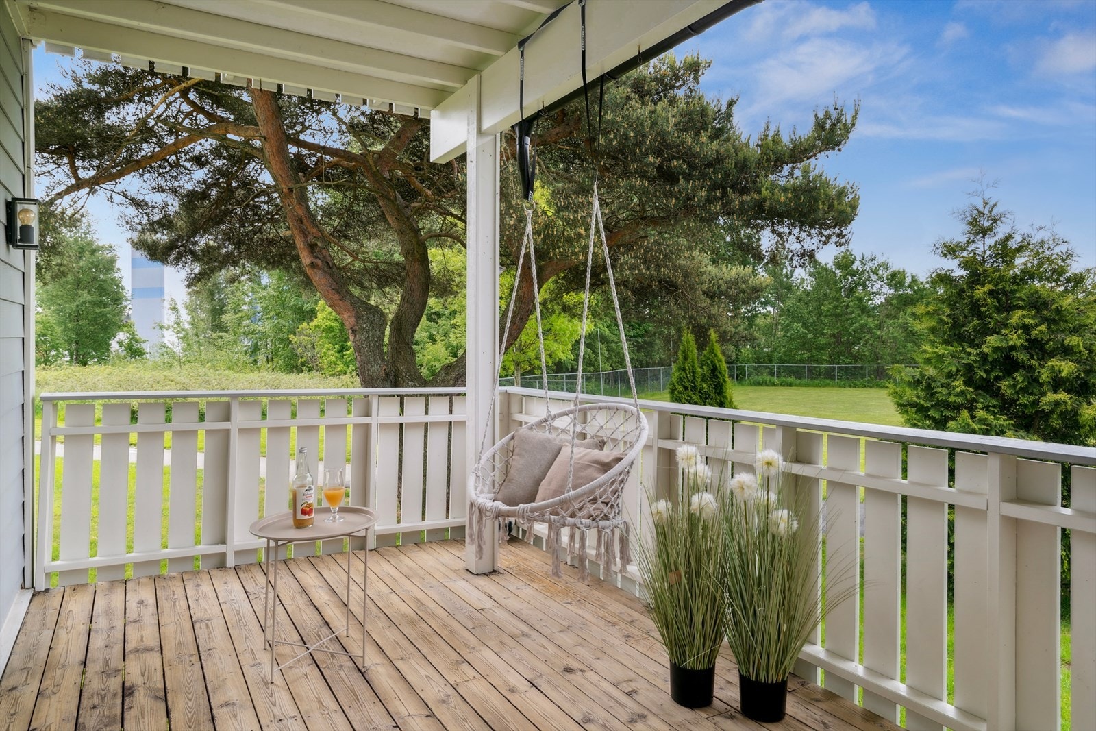 Stor og solrik balkong med takoverbygg. Galleribilde