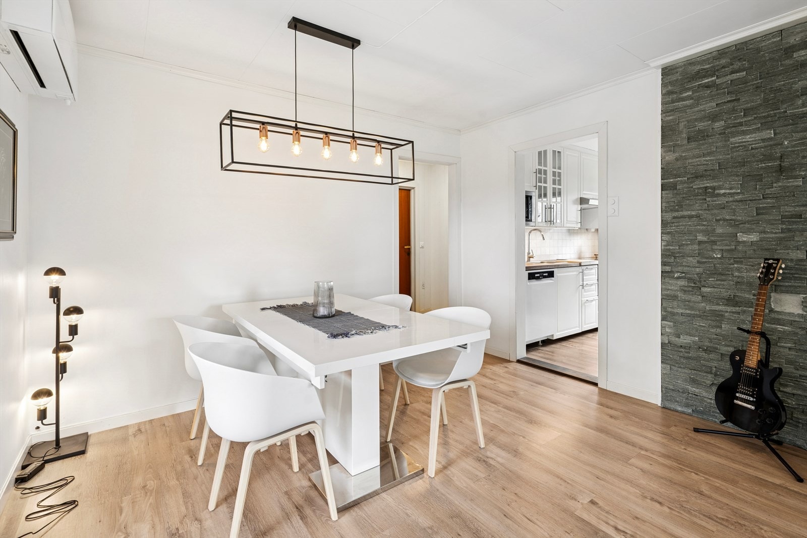 Lys og romslig spisestue Galleribilde