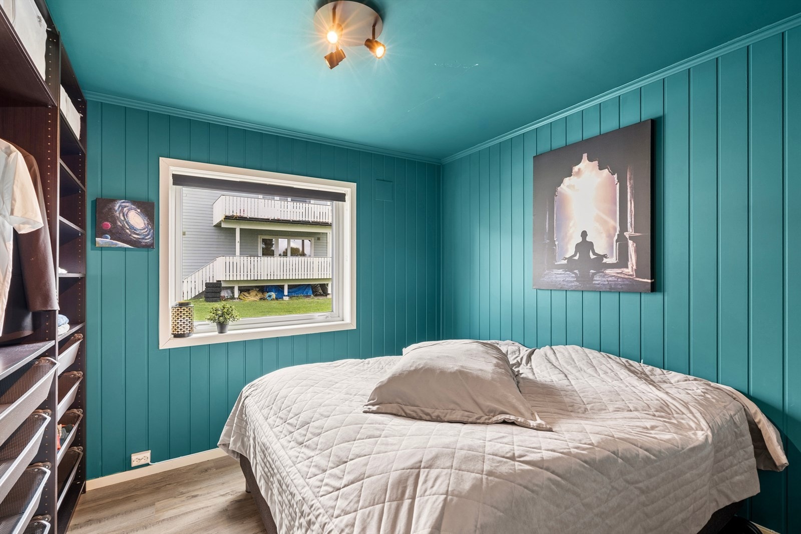 Hovedsoverom med dobbeltseng og praktisk garderobeløsning. Galleribilde