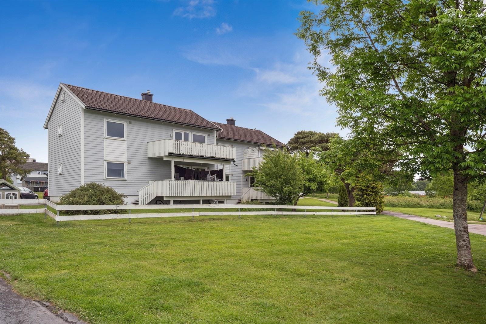 Velholdt fasade med store grøntarealer. Galleribilde