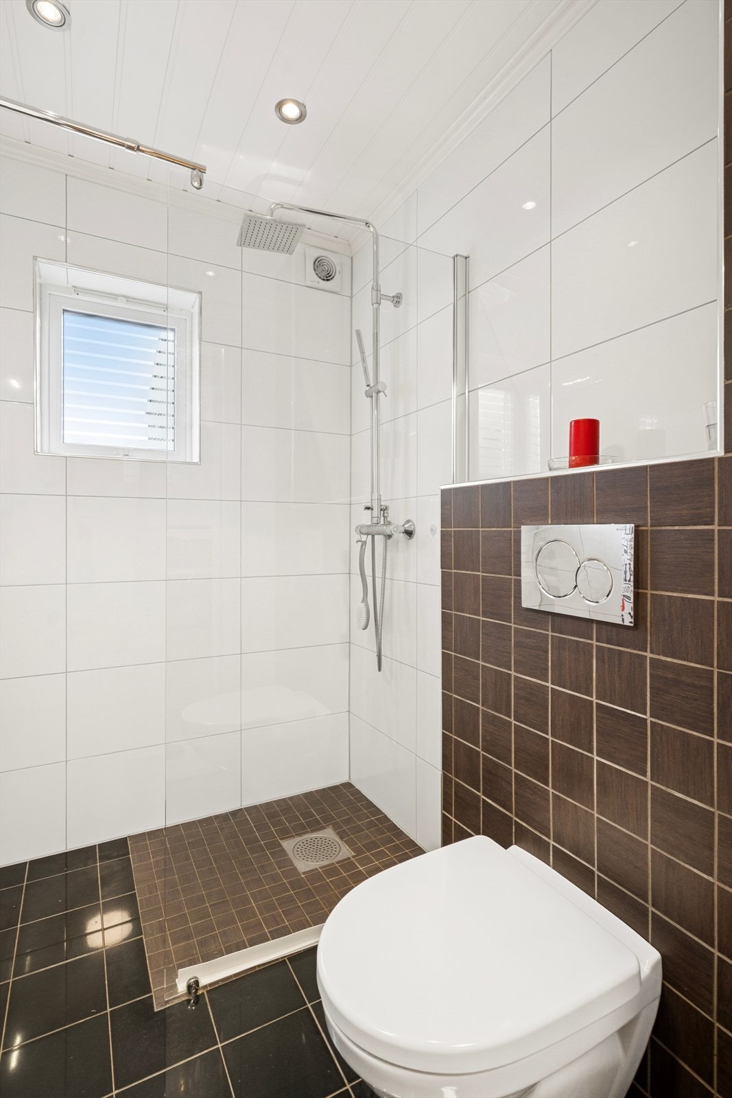 Bad med lyse fliser og praktiske løsninger. Galleribilde