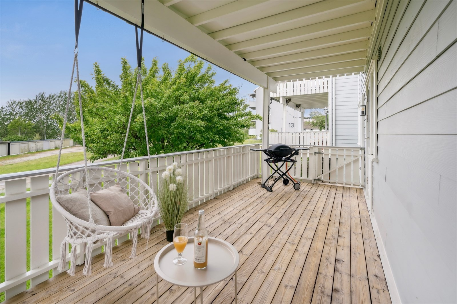 Balkong med god plass til sittegruppe og hyggelige kvelder. Galleribilde