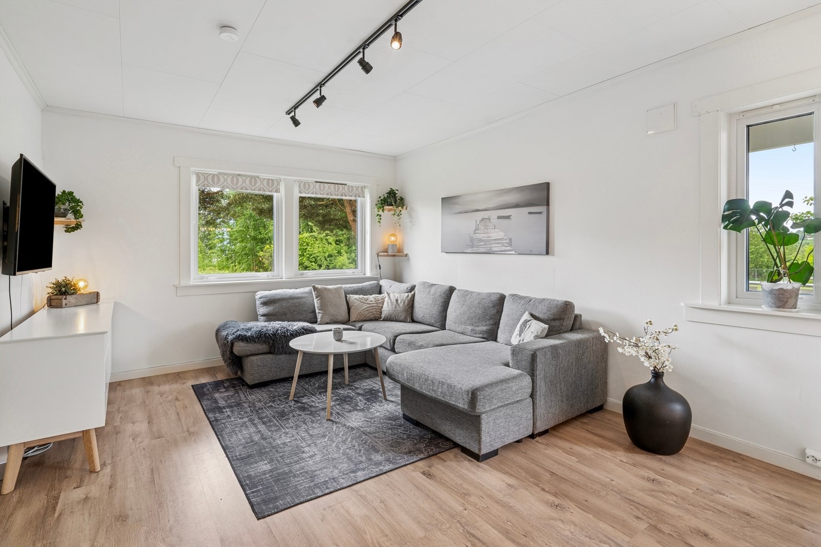 Stue med store vindusflater som slipper inn rikelig med lys. Galleribilde