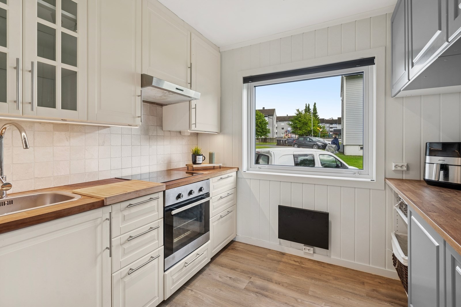 Kjøkkenvindu gir både lys og utsikt - trivelig å lage mat. Galleribilde