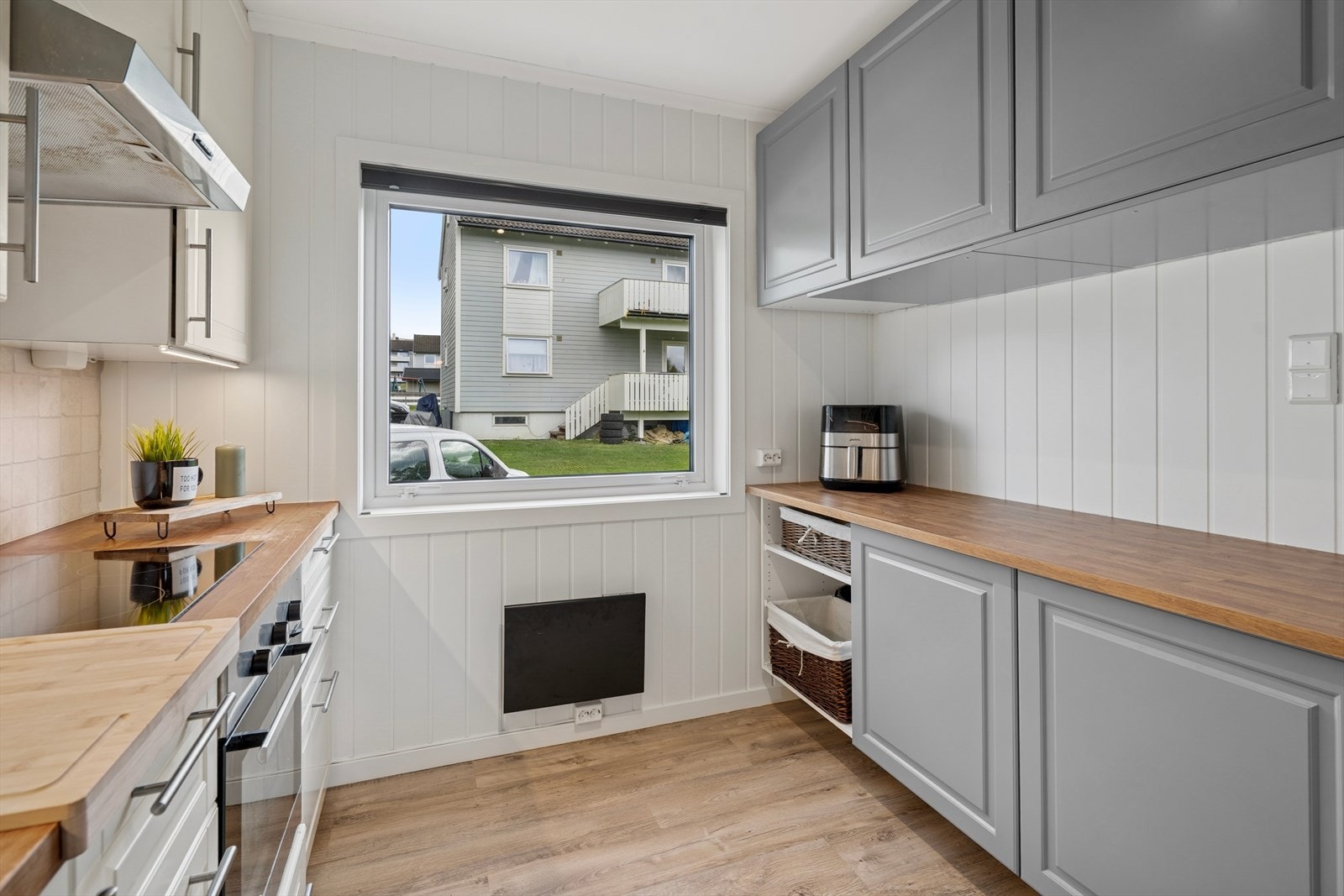 Funksjonelt og moderne kjøkken med godt oppbevaringsrom. Galleribilde