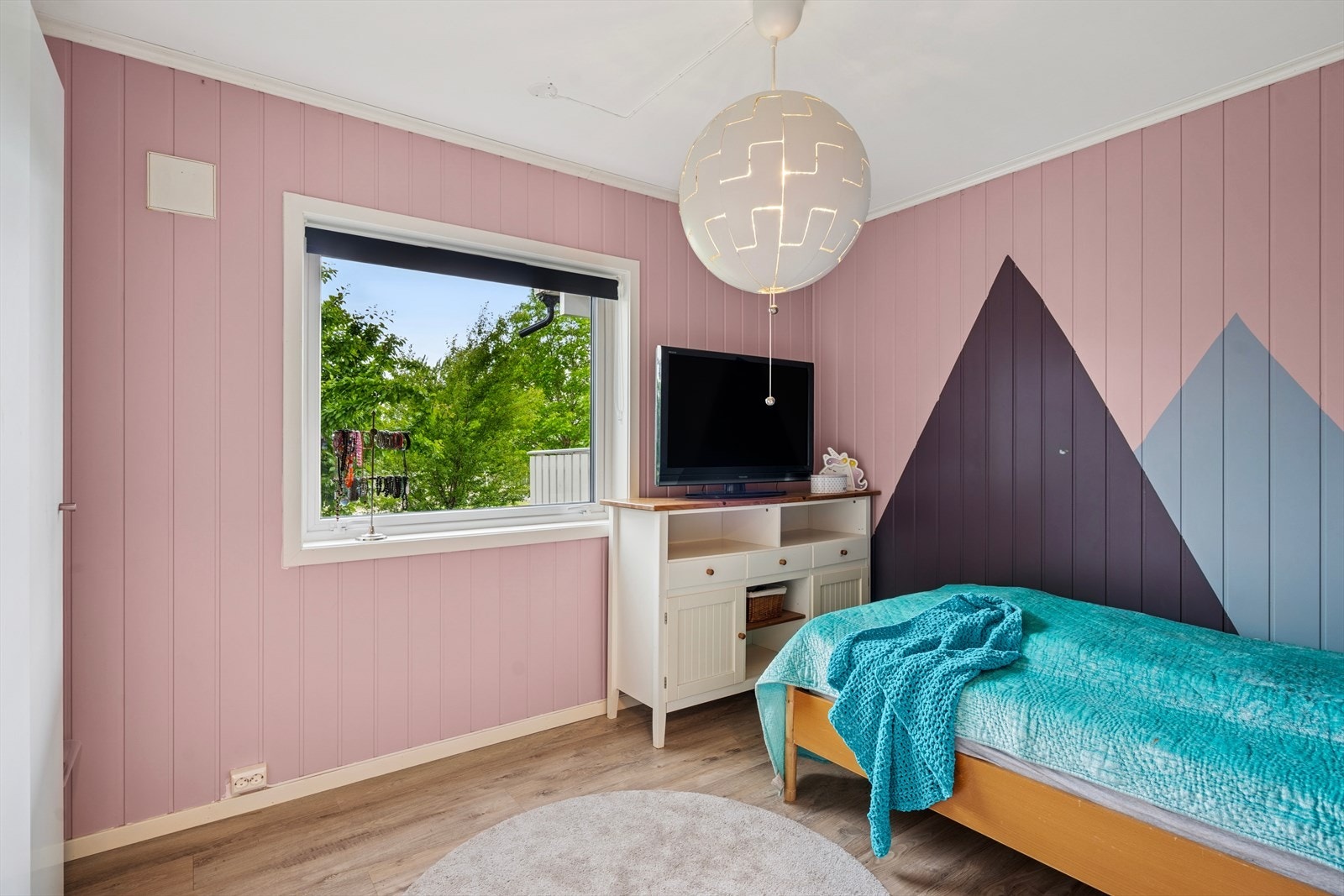 Trivelig barnerom med vindu som gir mye dagslys. Galleribilde