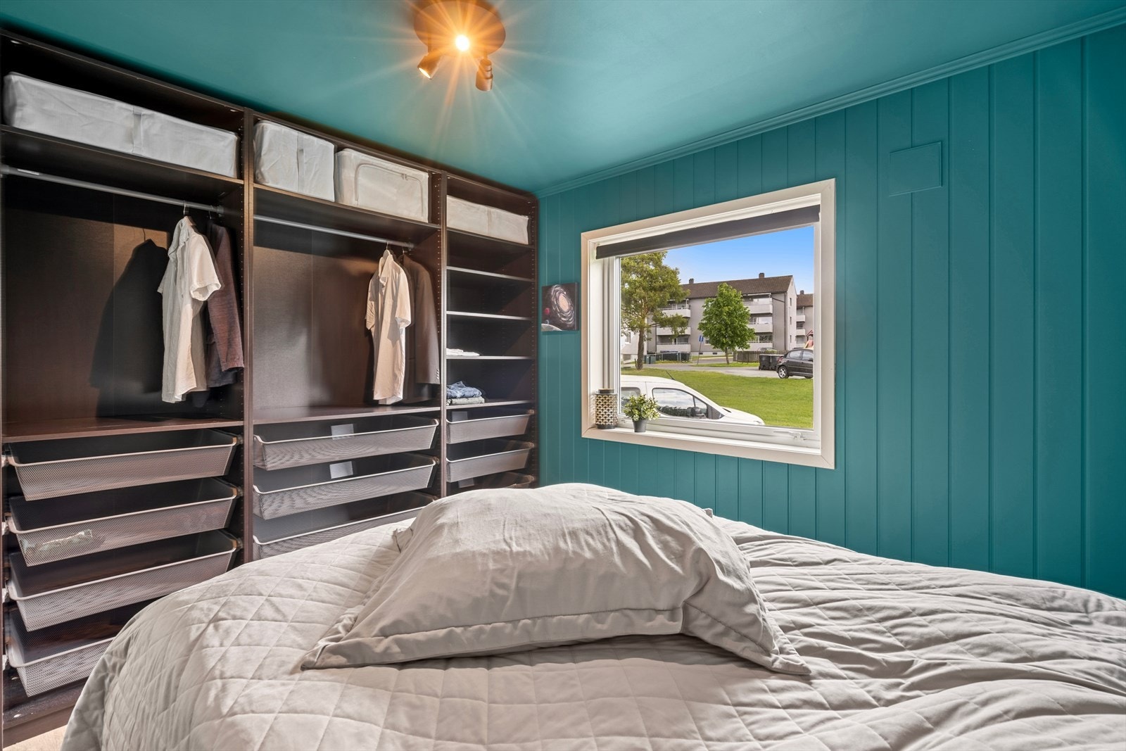 Gjennomført stil og smart oppbevaring. Galleribilde