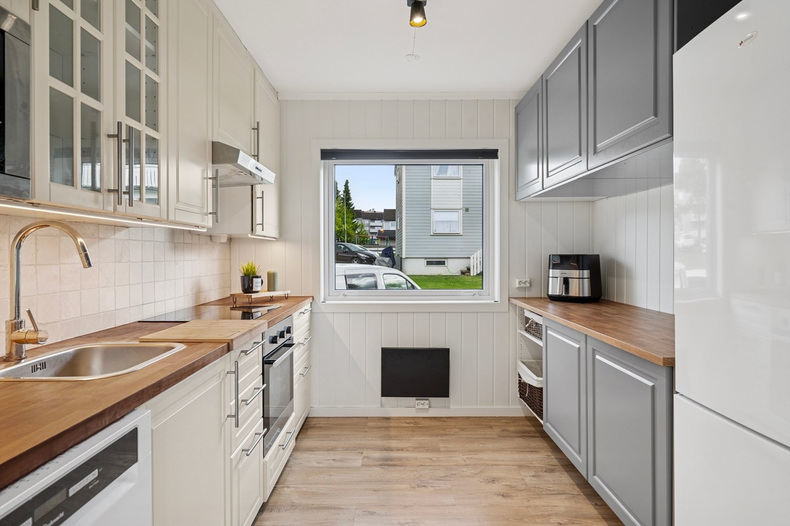 Tidsriktig og praktisk kjøkken i lyse farger. Galleribilde