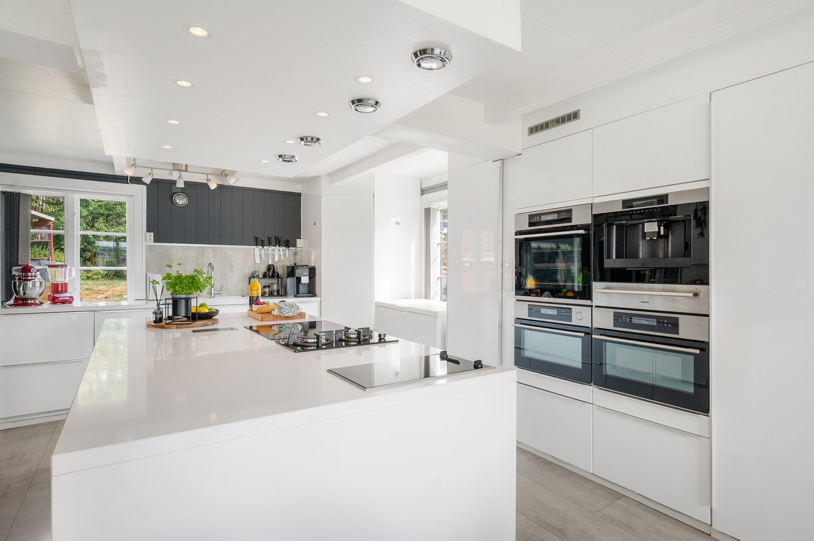 Lekkert kjøkken med stor øy som gjør det enkelt å arbeide på kjøkkenet. Galleribilde