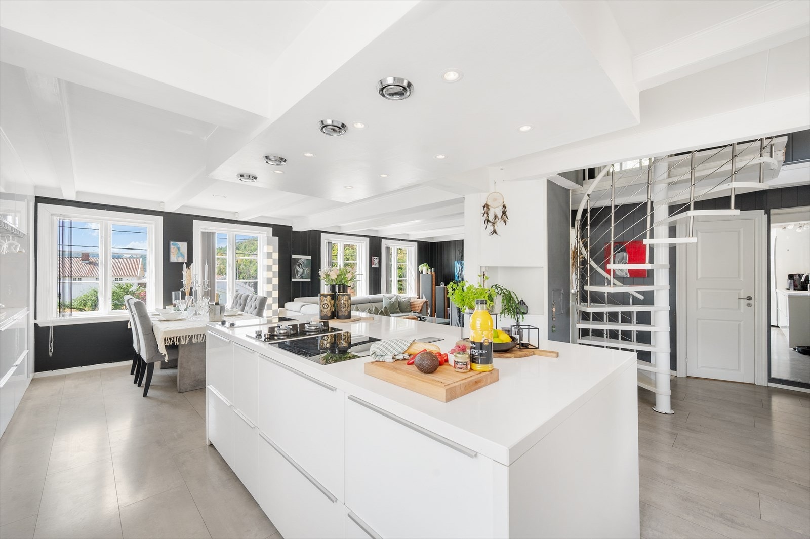 Kjøkken og stue er i åpen løsning, noe som skaper et luftig rom. Galleribilde