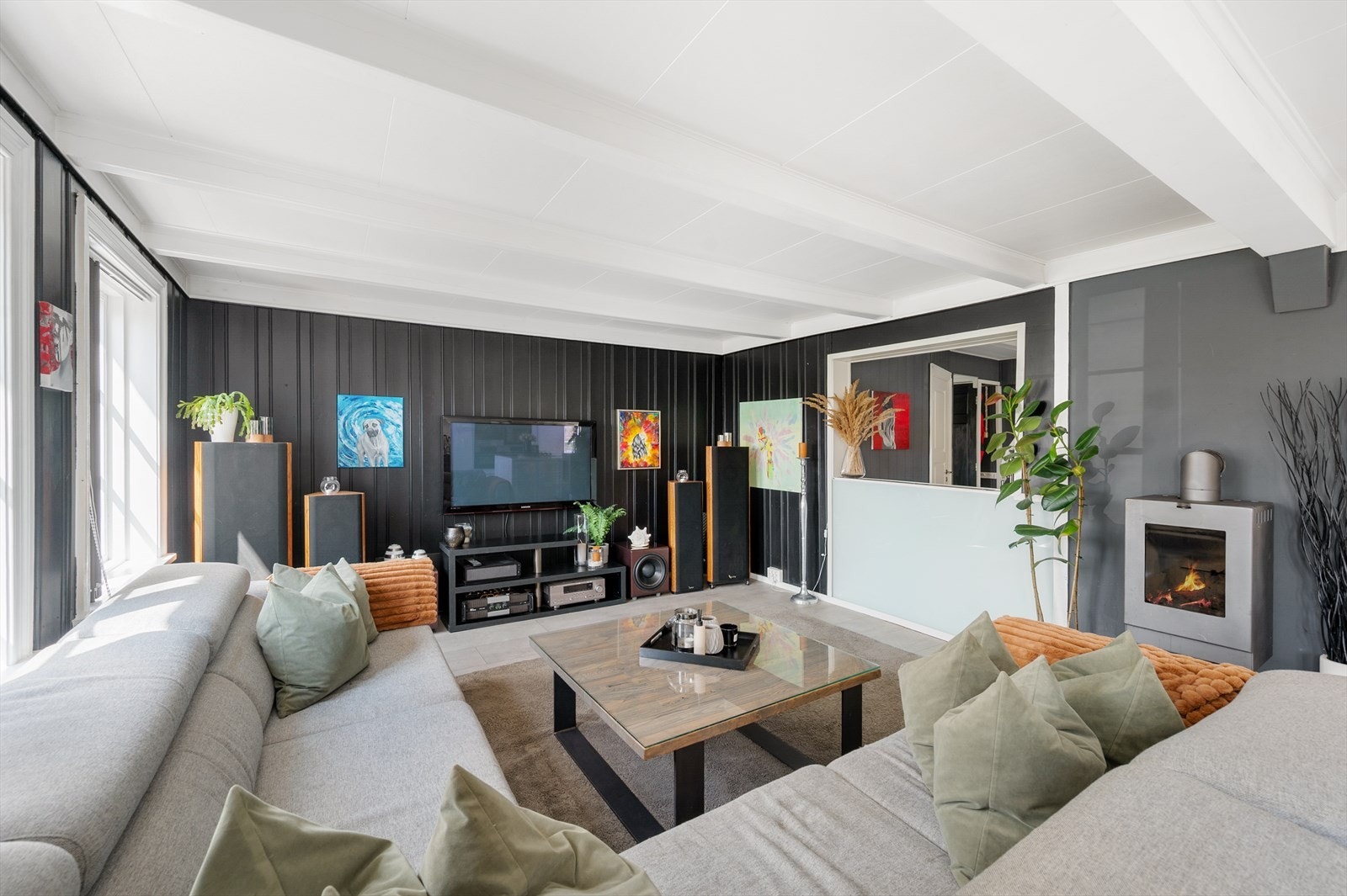 Romslig stue med plass til sofakrok for hele familien. Galleribilde