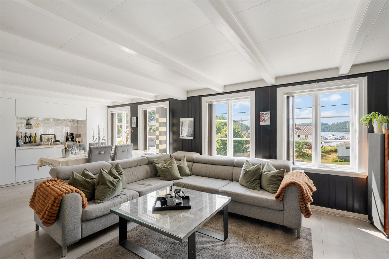 Store vindusflater i stue slipper inn mye naturlig lys. Galleribilde