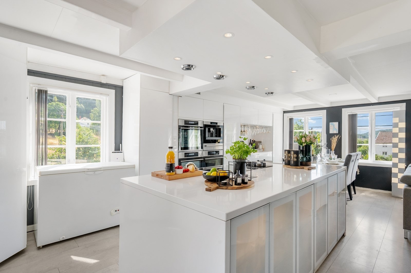 Det er god plass på kjøkkenet til oppbevaring, matlaging og spisebord for hele familien! Galleribilde