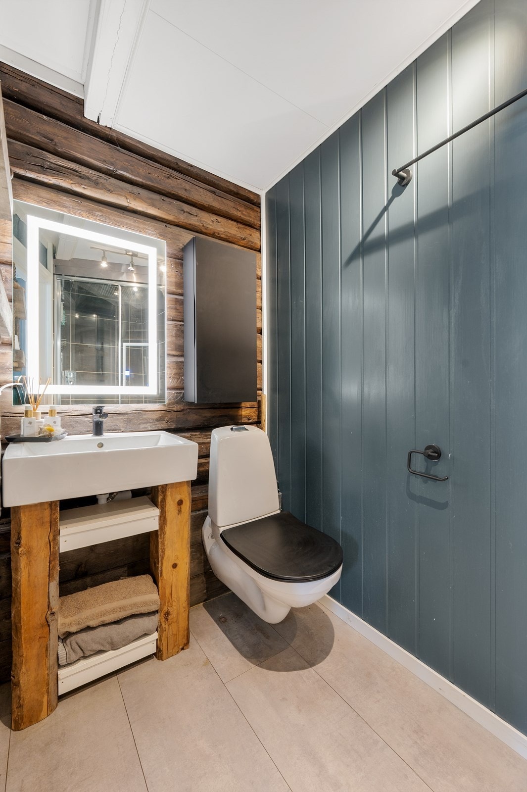 Flott bad ed servant og vegghengt toalett. Galleribilde