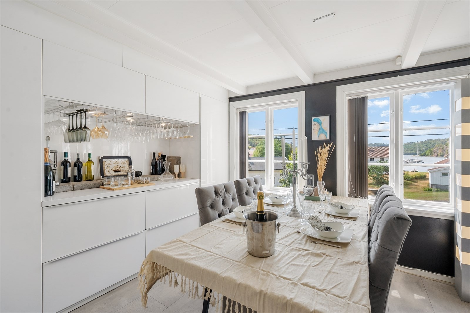 God plass til spisebord med deilig utsikt over området. Galleribilde