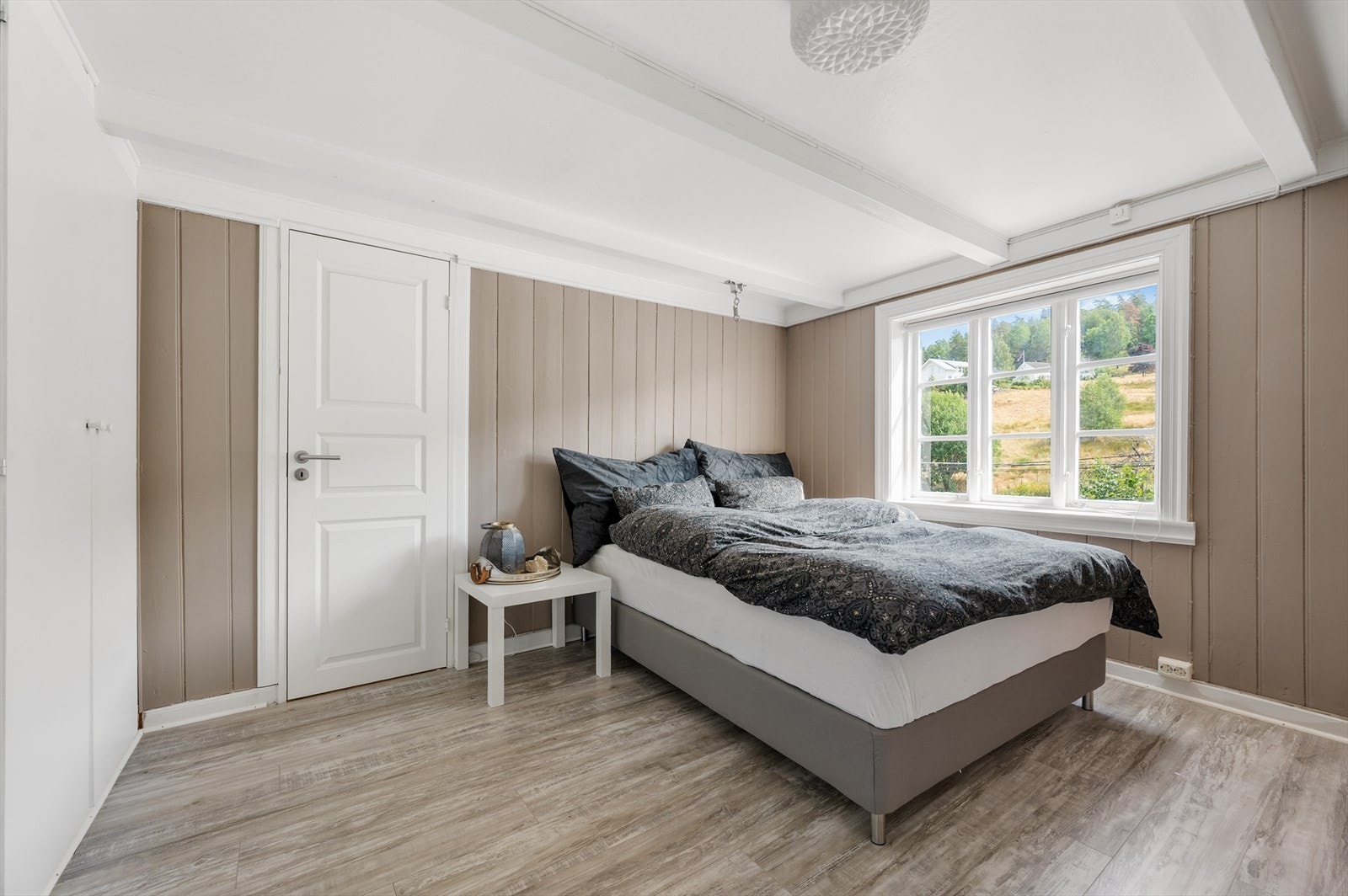 Romslig soverom med god plass til dobbeltseng og annet ønskelig møblement. Galleribilde