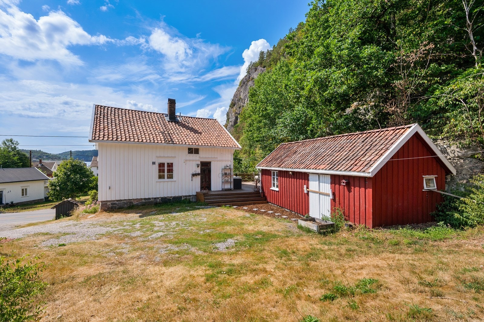Her er god plass til parkering på egen tomt. Galleribilde