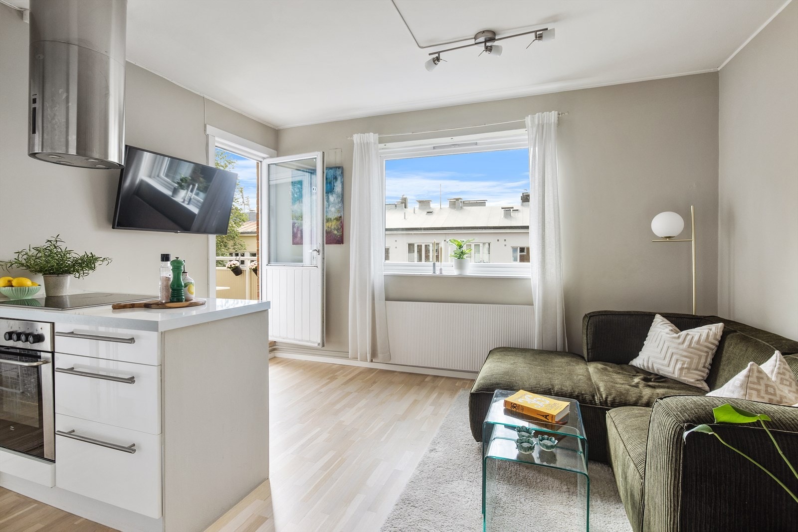 Stuen er lys og innbydende med store vindusflater, tidsriktige overflater og utgang til balkong. Galleribilde