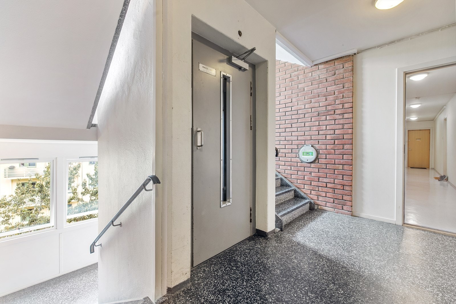 Det er heis i bygget og fellesvaskeri i kjeller. Galleribilde