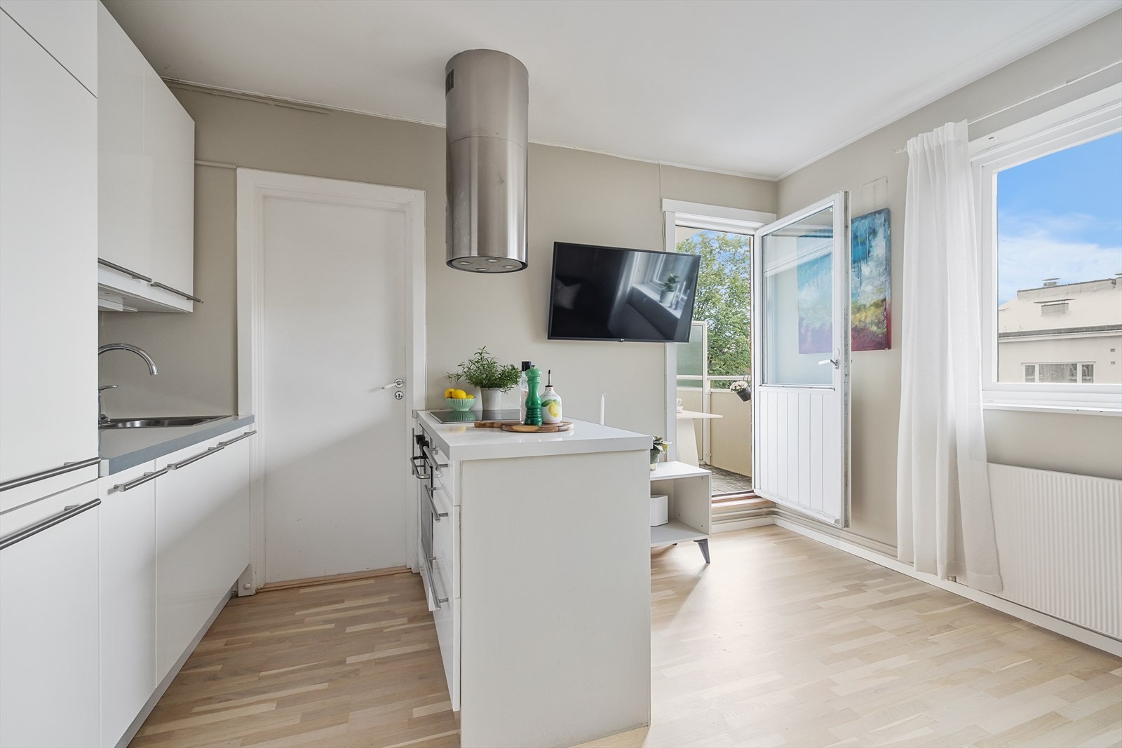 Moderne innredning fra Ikea med glatte høyglansfronter og benkeplate i laminat. Galleribilde