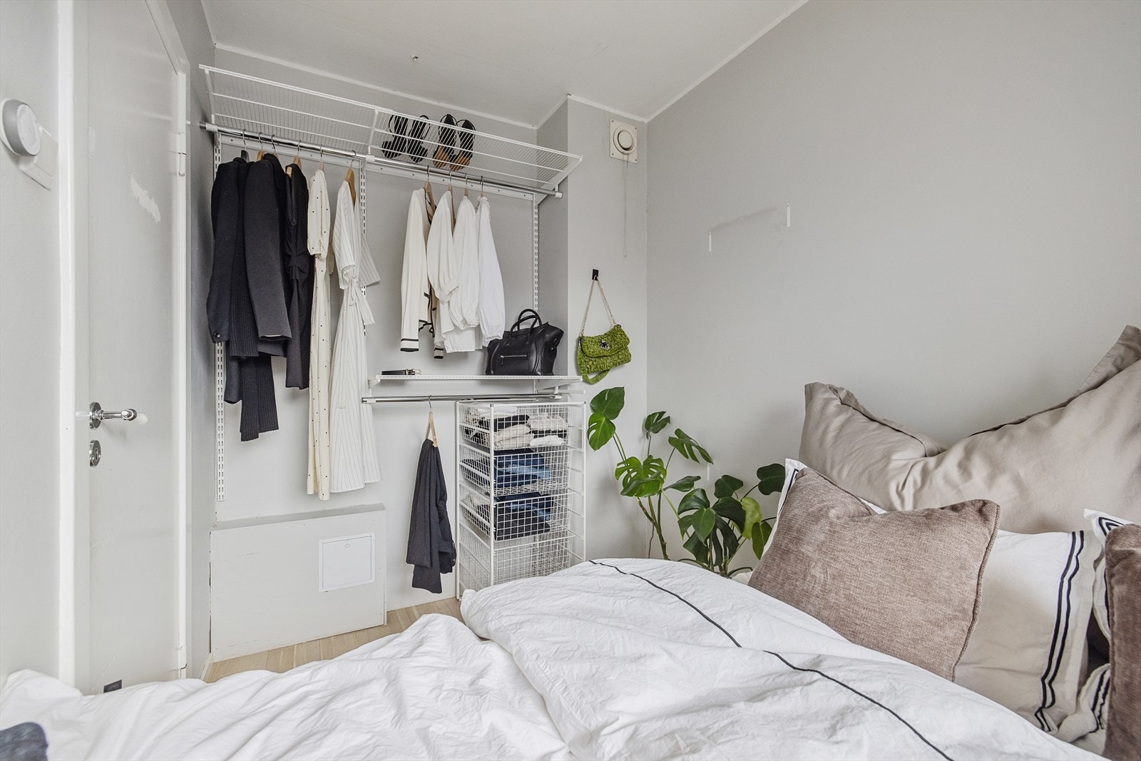 Praktisk, åpen garderobeløsning langs den ene veggen. Galleribilde