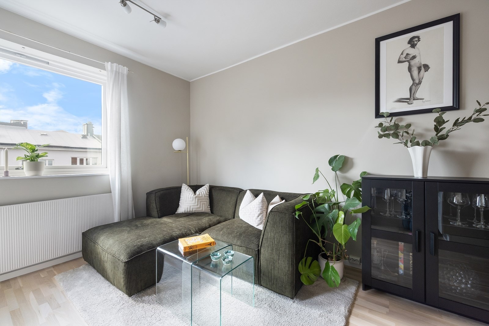 Det er plass til stor sofagruppe med tilhørende sofabord og tv-møblement. Galleribilde