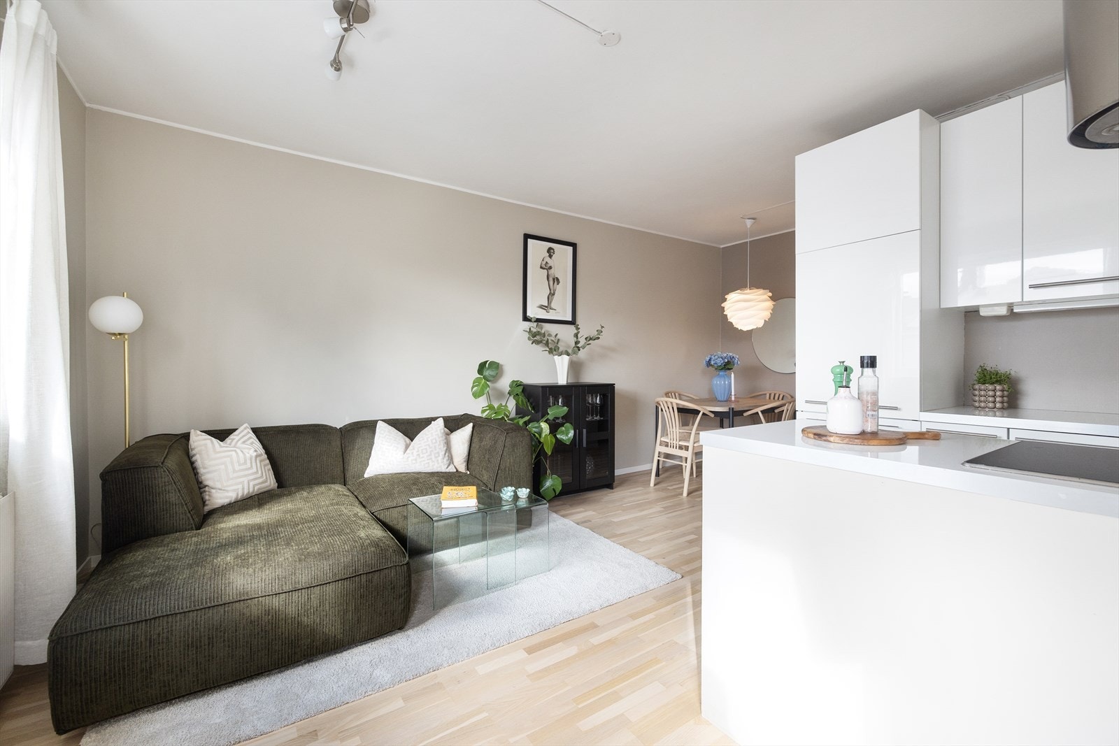 Overflatene består av pen parkett og lune fargevalg. Selger opplyser at parketten ble slipt og lakkert i 2025. Galleribilde