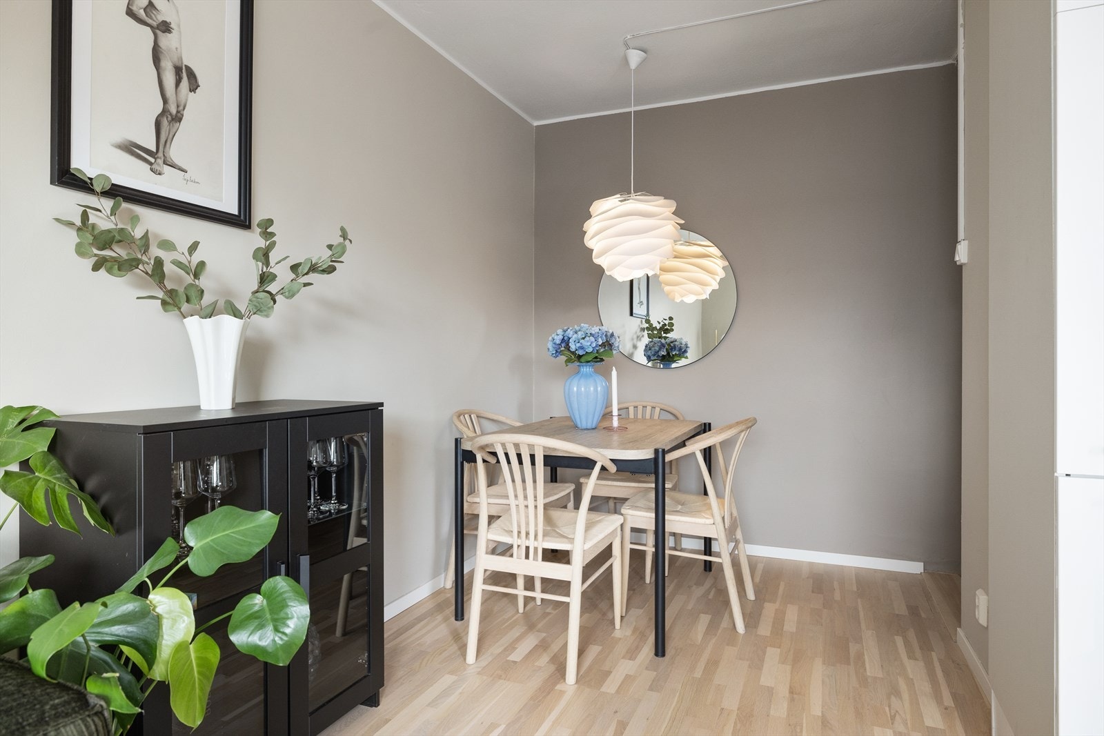 Hit kan du fint invitere over både venner og familie på et bedre måltid. Galleribilde