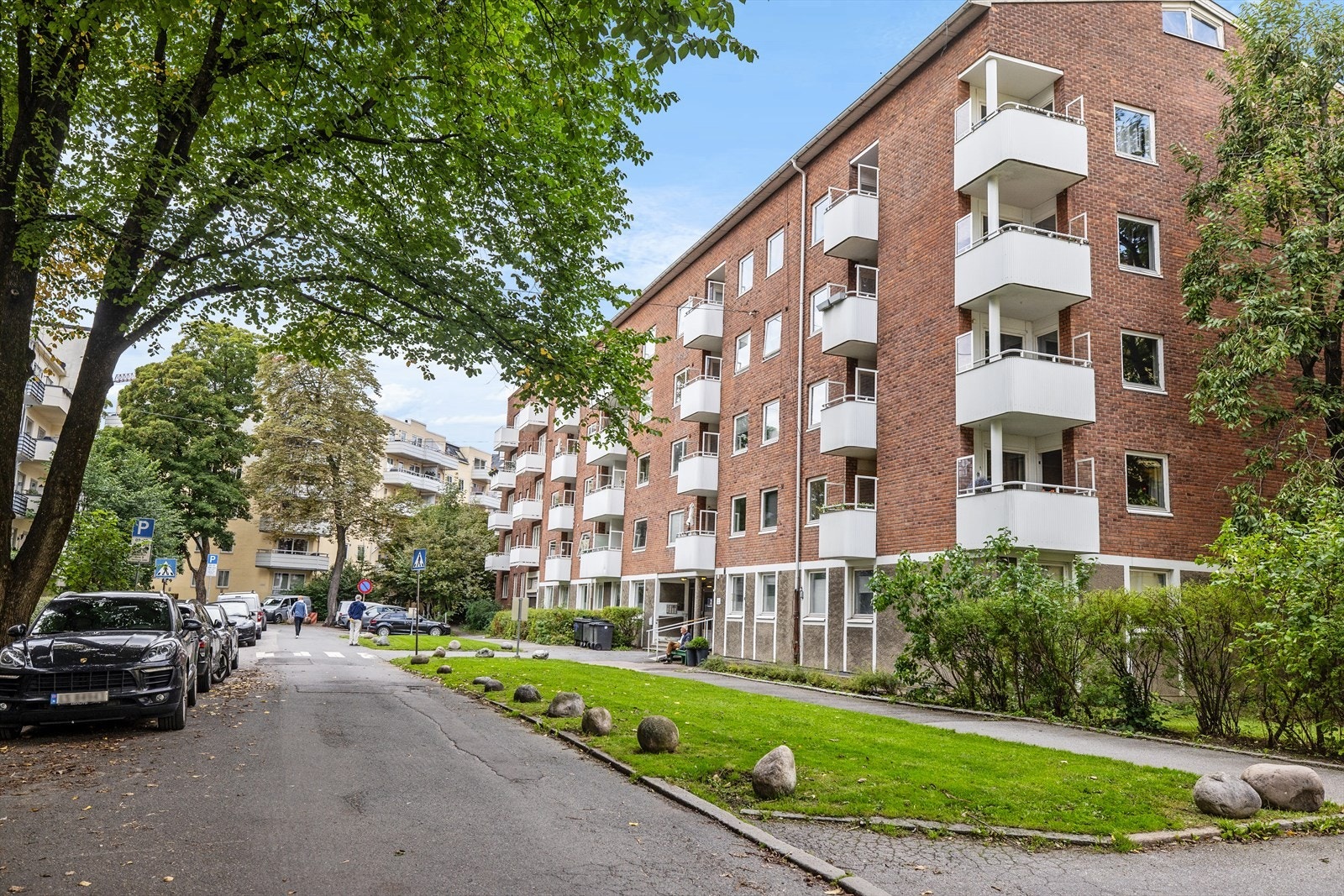 Borettslaget disponerer 10 parkeringsplasser som leies ut etter gjeldende venteliste. Det er gjesteparkering. Galleribilde