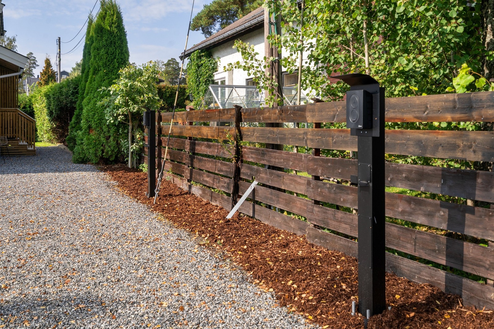 Seksjonen har to biloppstillingsplasser på gruset gårdsplass som følger av kart i vedtektene. Det medfølger elbillader. Galleribilde