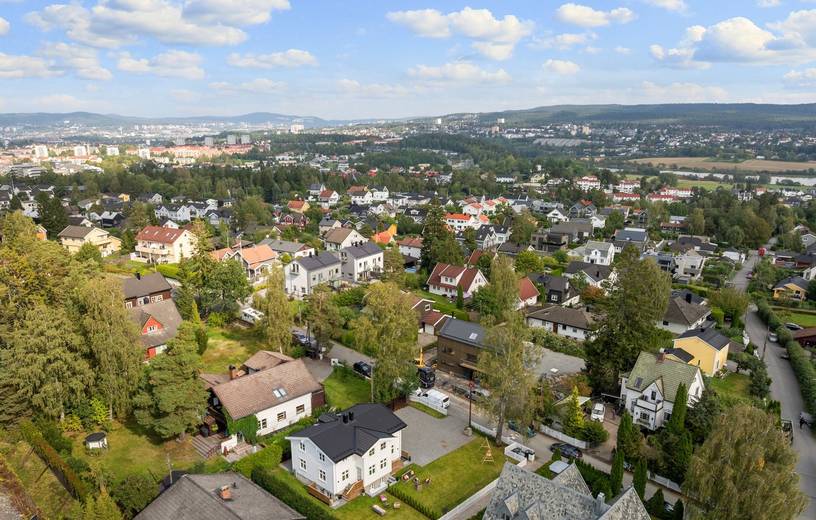 Eiendommen har en meget sentral og attraktiv familievennlig beliggenhet på Karlsrud, bydel Nordstrand. Galleribilde