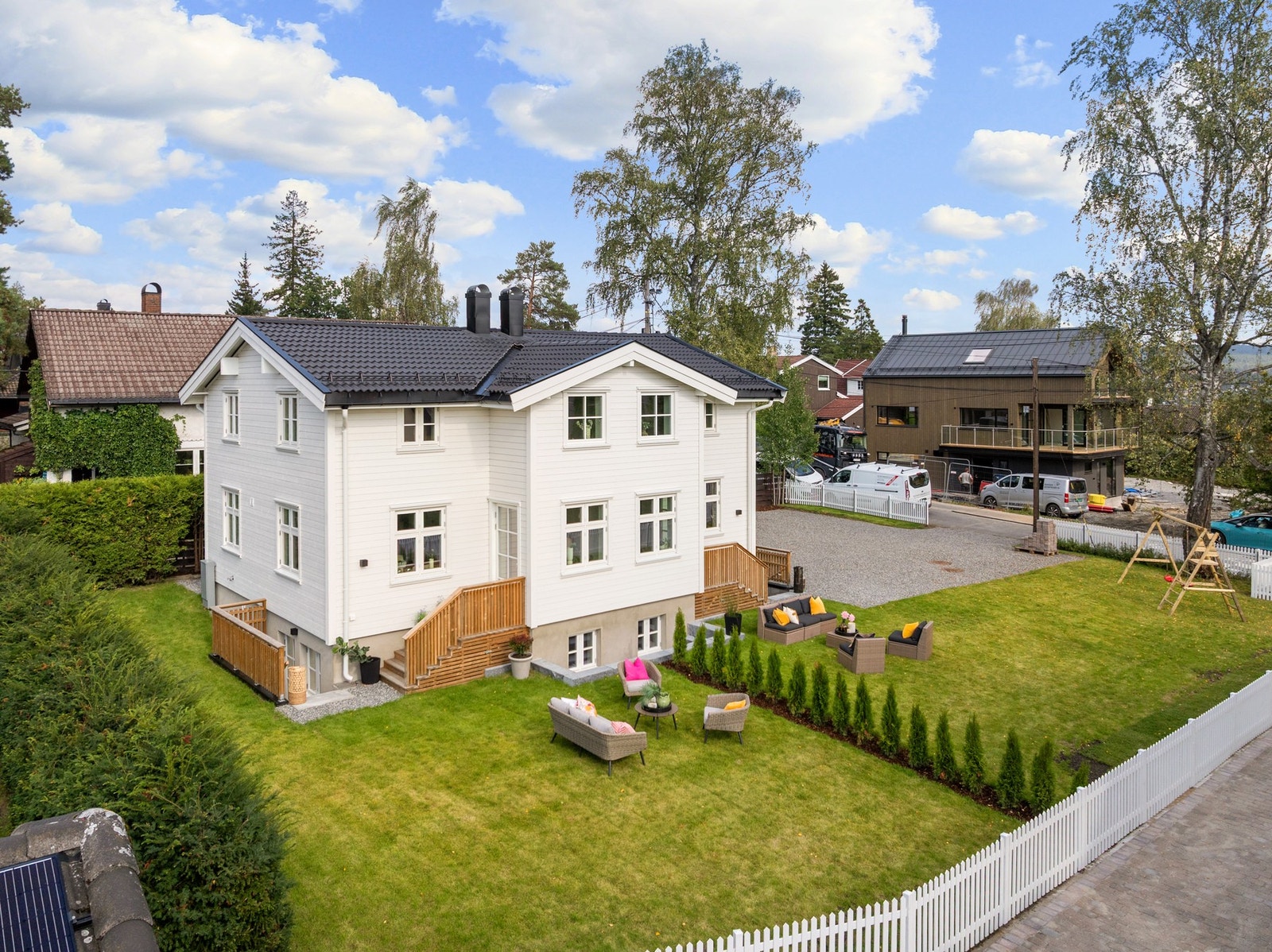 Boligen utgjør en vertikaldelt halvpart av tomannsbolig. Begge seksjoner er for salg - perfekt for familie eller venner som vil flytte sammen. Galleribilde