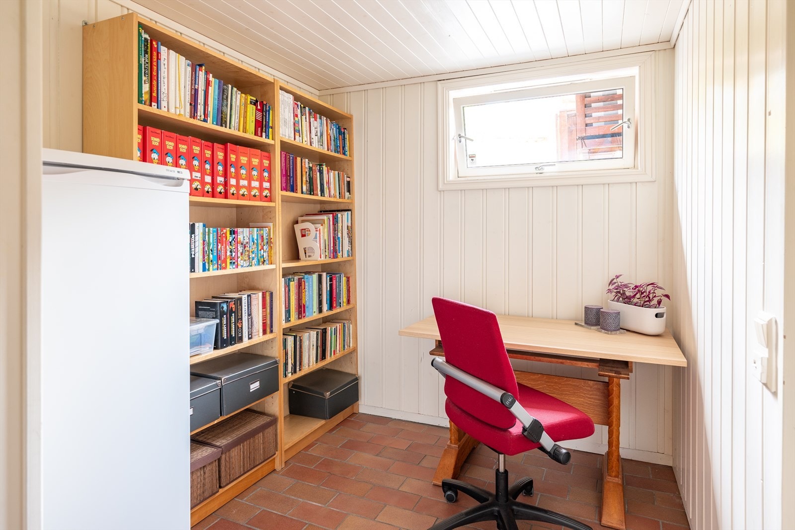 Praktisk ekstra kontorrom i gangen som bidrar til effektiv utnyttelse av plassen. Galleribilde