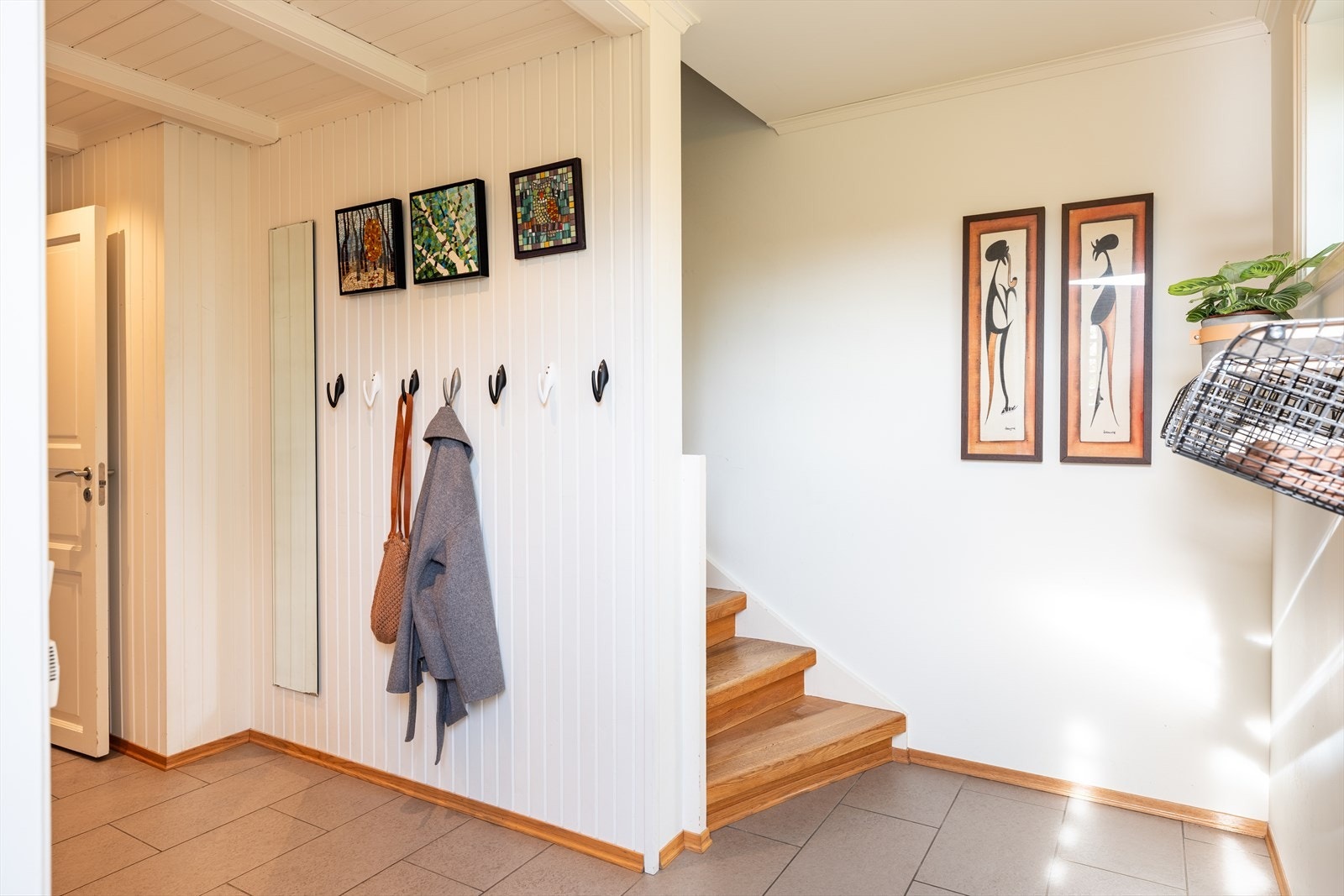 Det er verdt å merke seg at det er etablert behagelig gulvvarme som varmekilde i entréen. Galleribilde