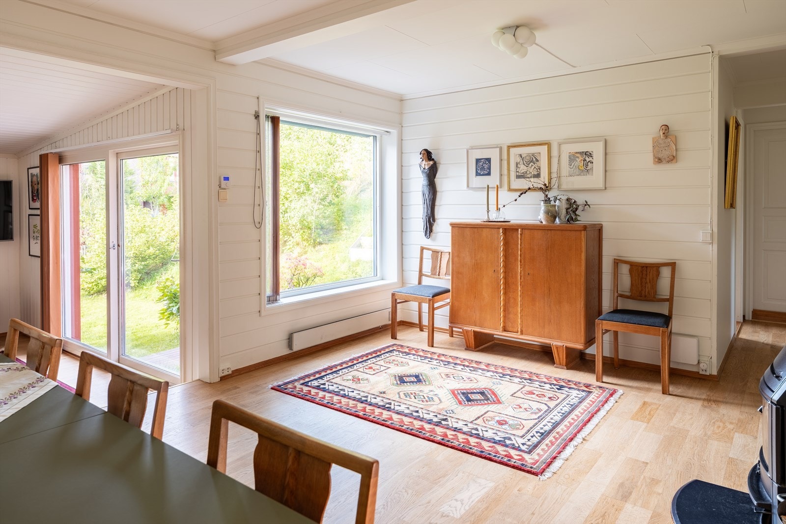 Store vindusflater fra flere himmelretninger gir rikelig med naturlig lys og du får en luftig atmosfære i stuen. Galleribilde