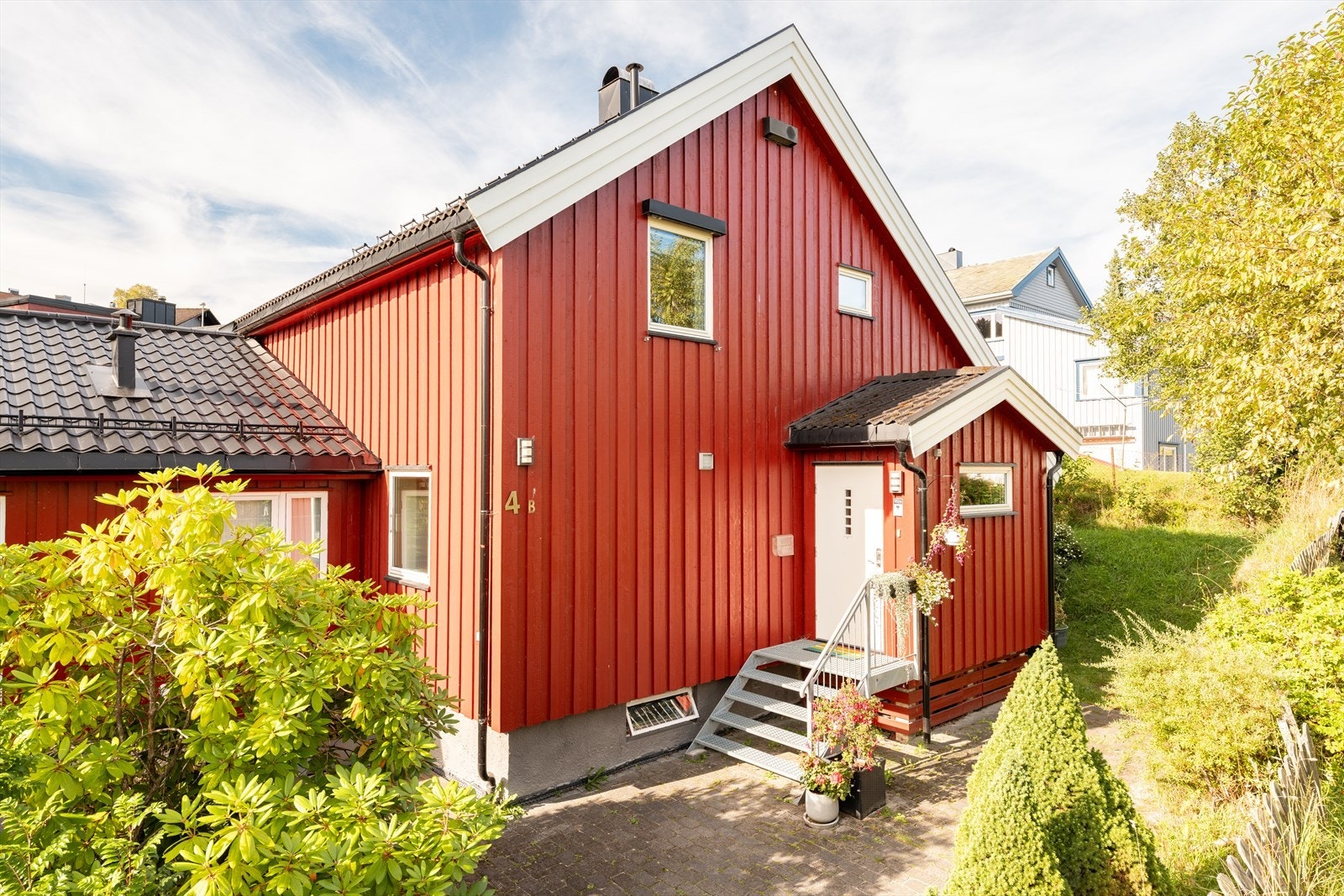 Utvendig ble de fleste vinduene skiftet i 2011 til nye 3-lags vinduer. Samme år ble all kledning skiftet og etterisolert, og taket ble både skiftet og etterisolert. Drenering ble gjennomført i 2004, med unntak av delen med helning. Galleribilde