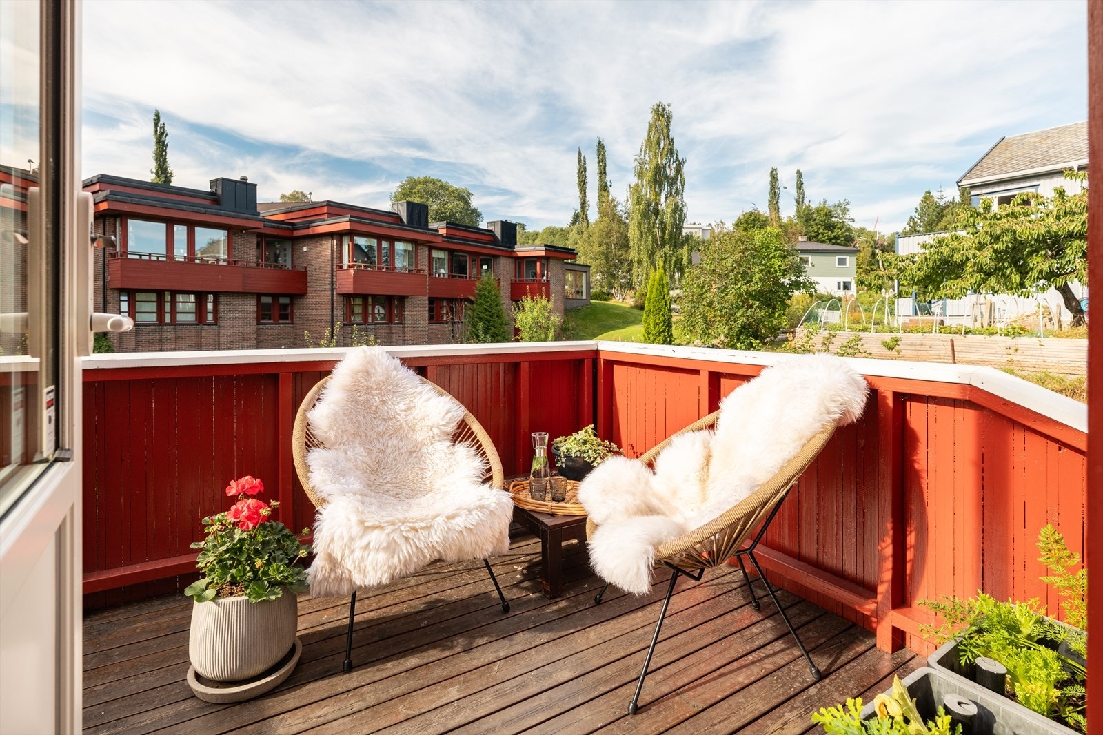 Fra soverommet får man direkte adgang til en solrik terrasse. Galleribilde