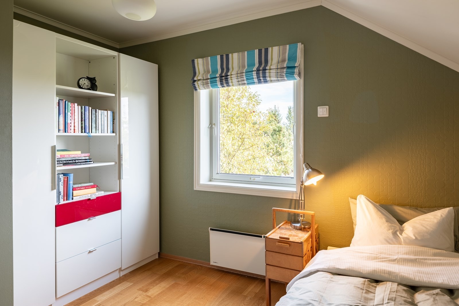 Garderobeskapet medfølger handelen. Galleribilde