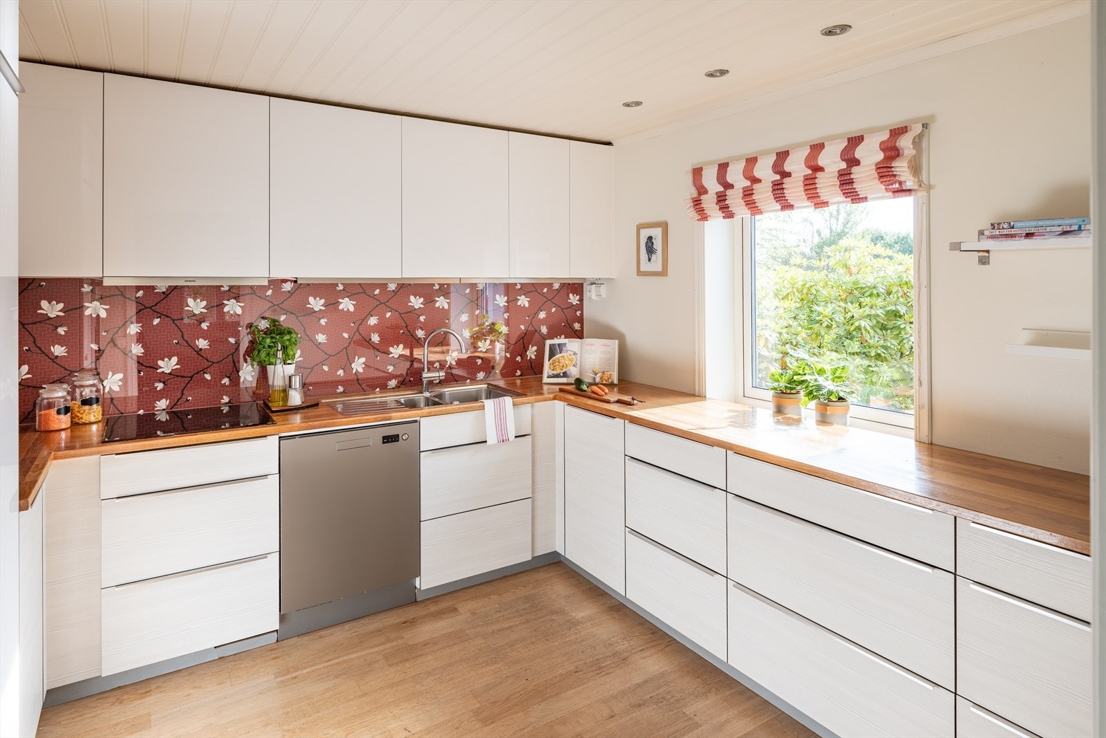 Stilrent og tidløst kjøkken vurdert til TG1 av takstmann og nytt fra 2011. Galleribilde