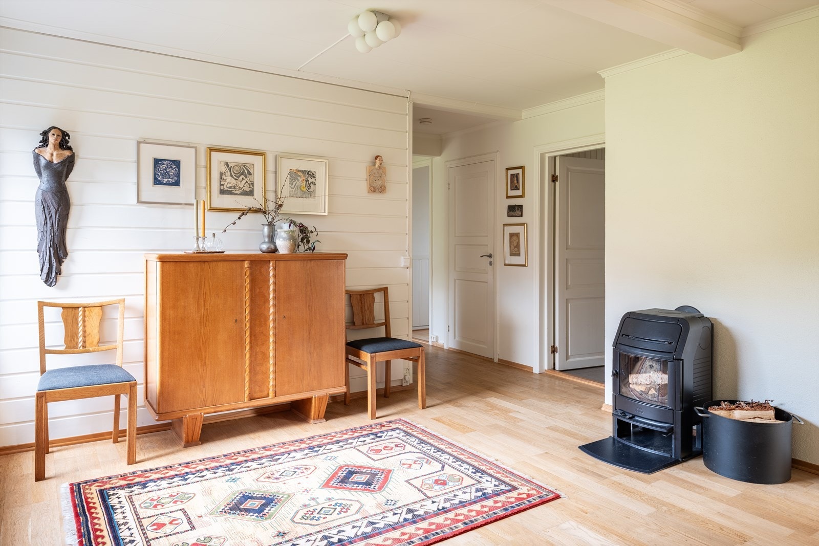 Boligen varmes opp via elektrisitet, varmepumpe og vedfyring, noe som sørger for et behagelig inneklima. Galleribilde