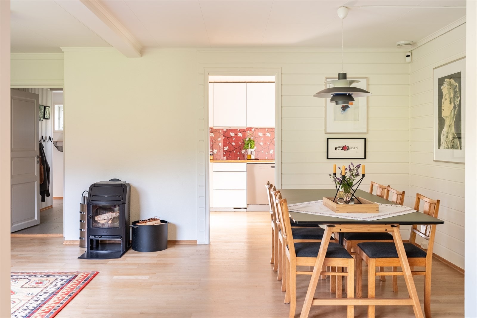 Boligen sokner til Åsveien skolekrets - nærmeste skole er Åsveien skole (1-10 klasse) som kun er en gangavstand på 9 minutter unna. Byåsen videregående skole ligger kun en kjøretur på 8 minutter unna (3,6km). Galleribilde