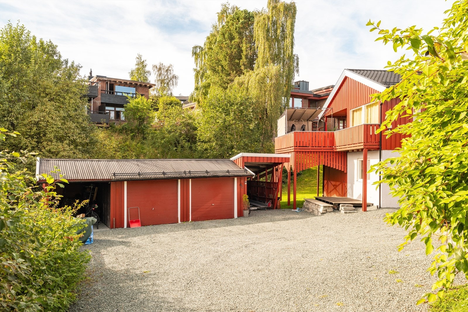 Det er tinglyst bruksrett til én garasjeplass, og det finnes i tillegg flere oppstillingsplasser på tomten. Vinterstid leies det inn firma til snømåking i samarbeid med de som har felles oppkjørsel. Kostnadsestimatet ligger på ca. kr 6 500 per boenhet. Galleribilde