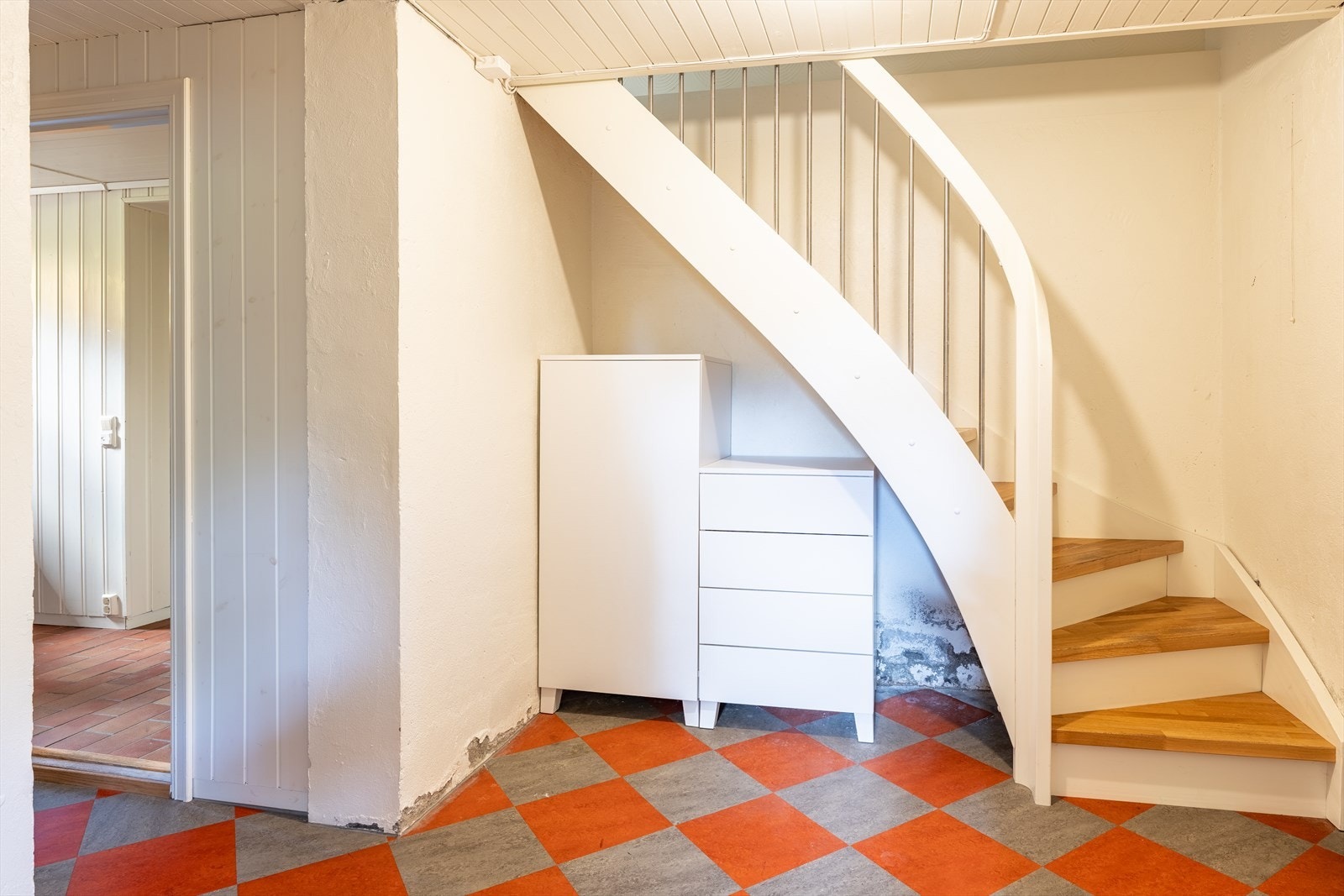 Kjelleren består av gang, vaskekjeller, bad, gang, kjellerstue, og tre boder. Bodene utgjør til sammen 29,5 m² og gir rikelig med lagringsplass. Galleribilde