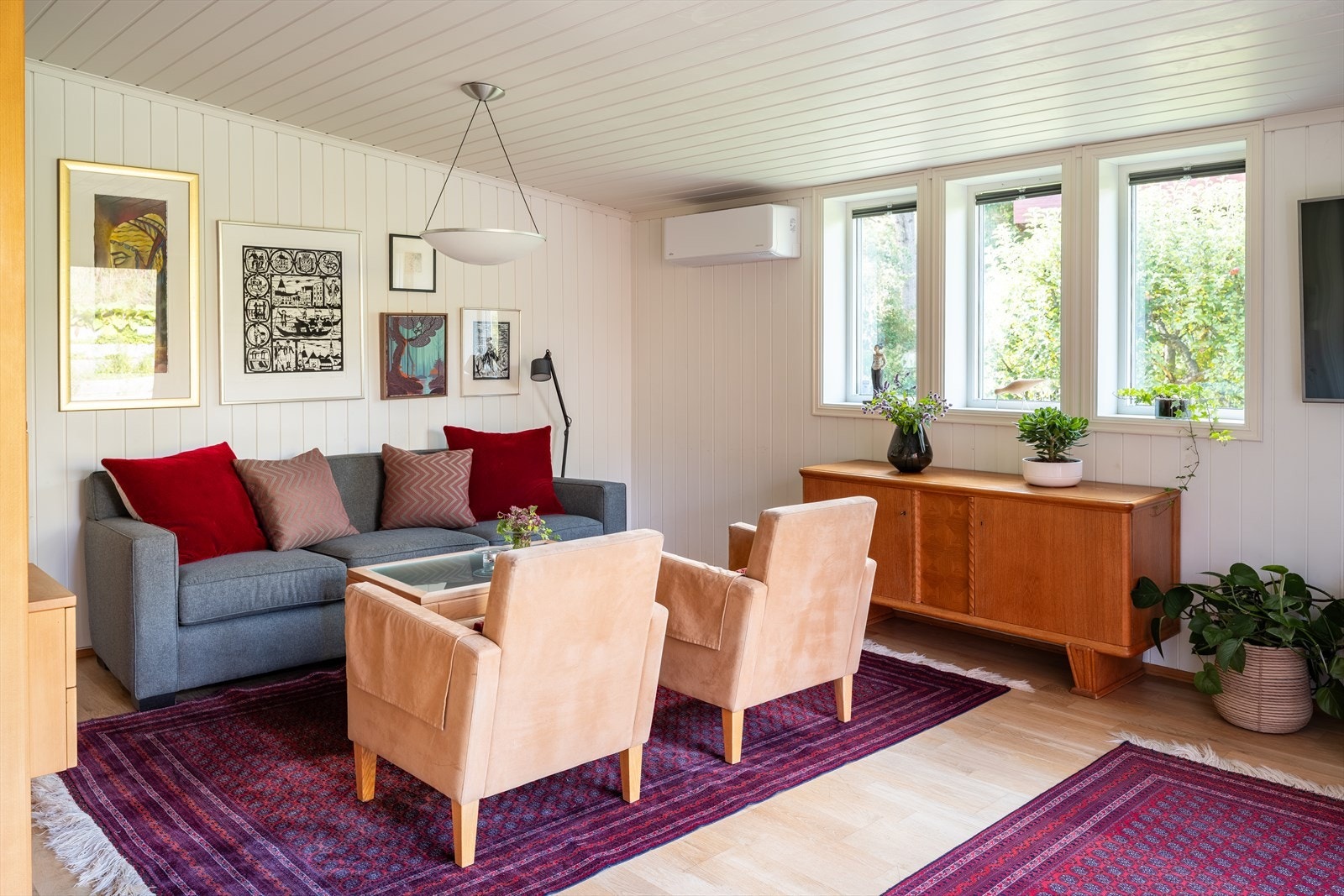 1. etasje består av stue, spisestue, kjøkken, romslig markterrasse, soverom, kontor, WC, gang og vindfang. Galleribilde