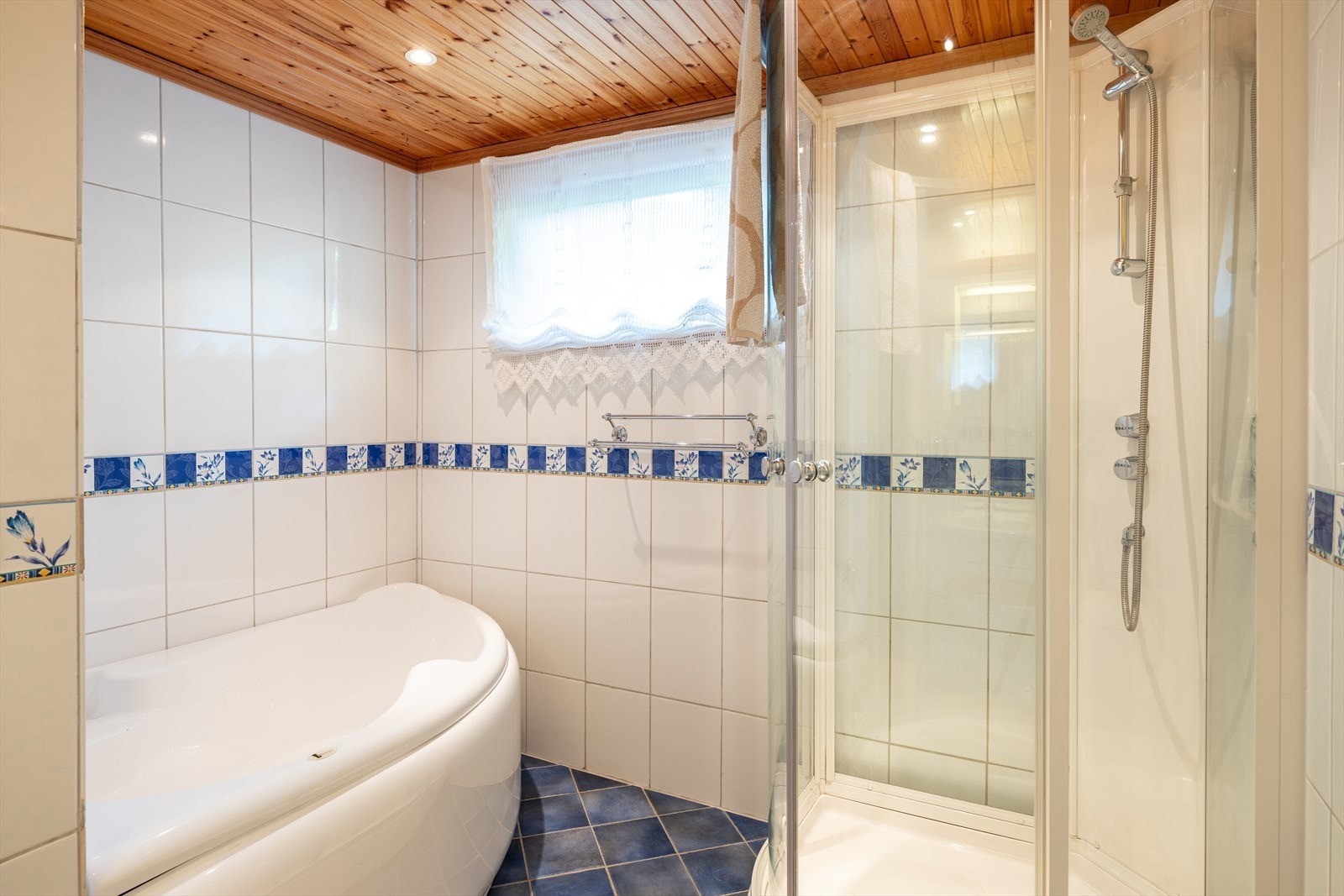 Badet er på 5,5m². Galleribilde