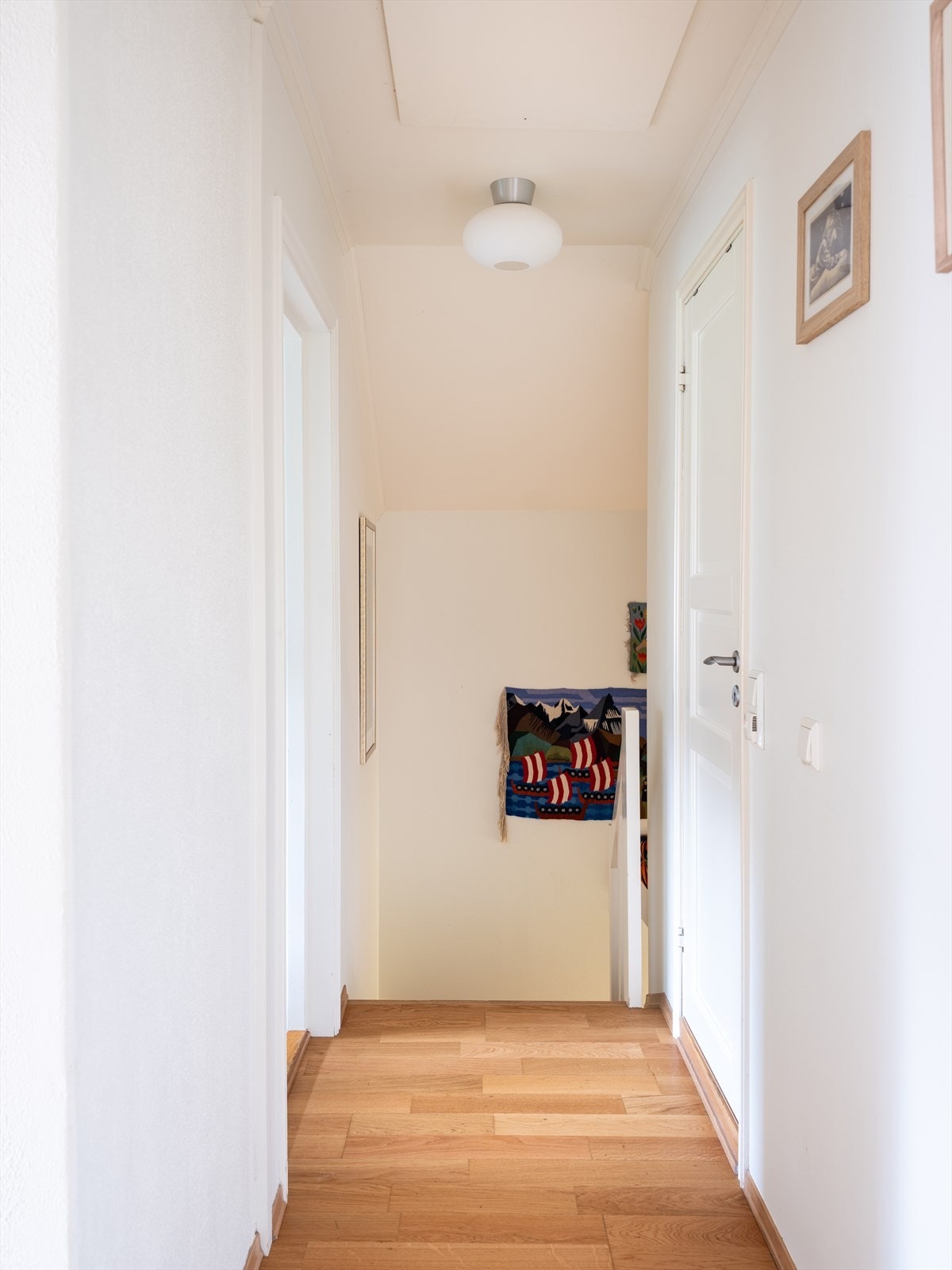 2. etasje består av tre soverom, terrasse, bad og gang. Galleribilde