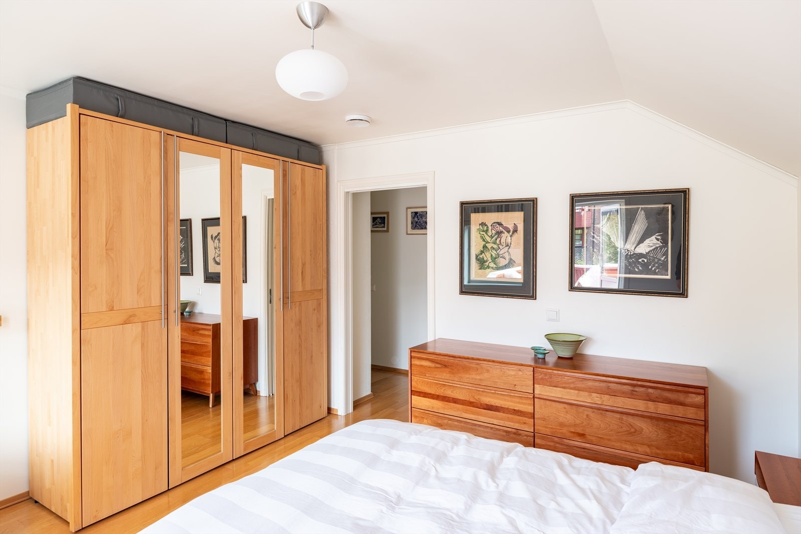 God plass til dobbeltseng, nattbord på begge sider av sengen, skrivepult og garderobeløsning. Galleribilde