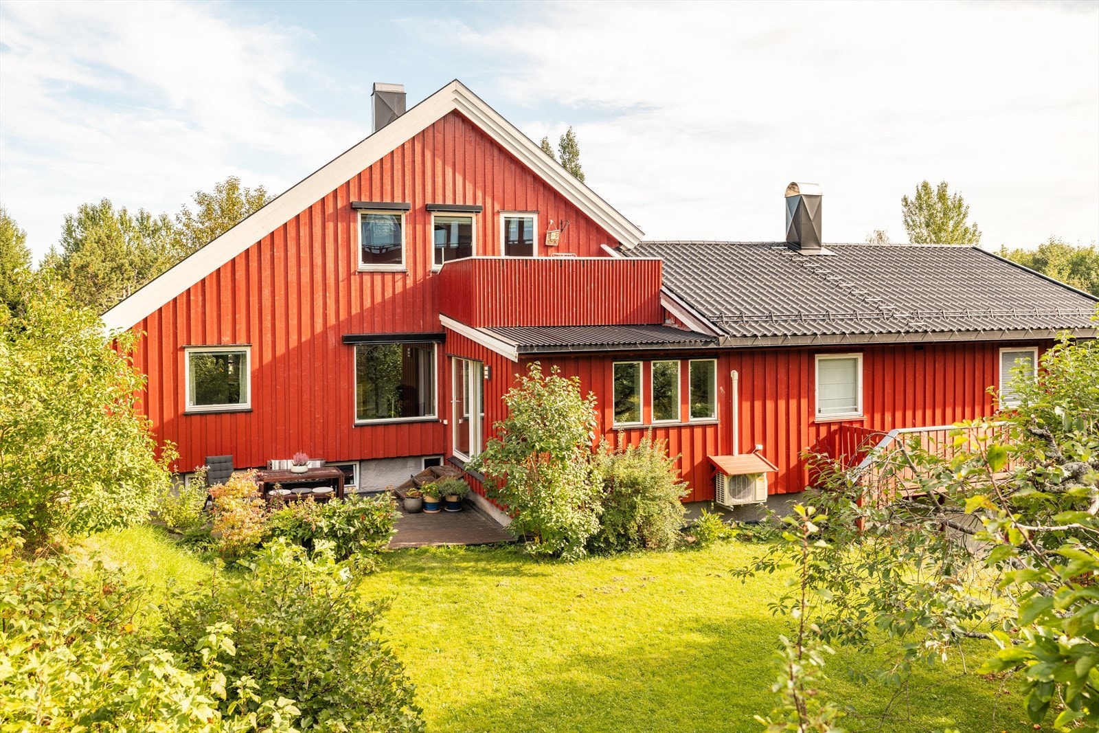 Velkommen til Havsteinbakken 4B! En innbydende vertikaldelt halvpart beliggende attraktivt til i et populært familieområde. Galleribilde