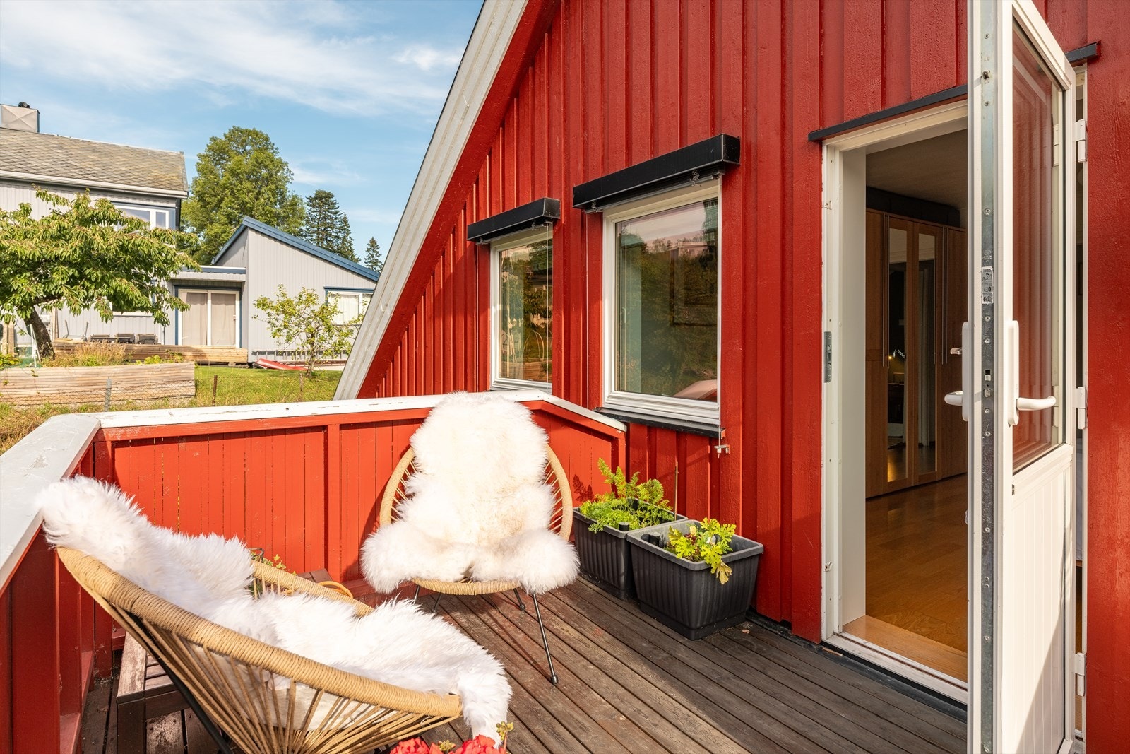 Terrassen måler 8m² og er enkel å møblere. Galleribilde