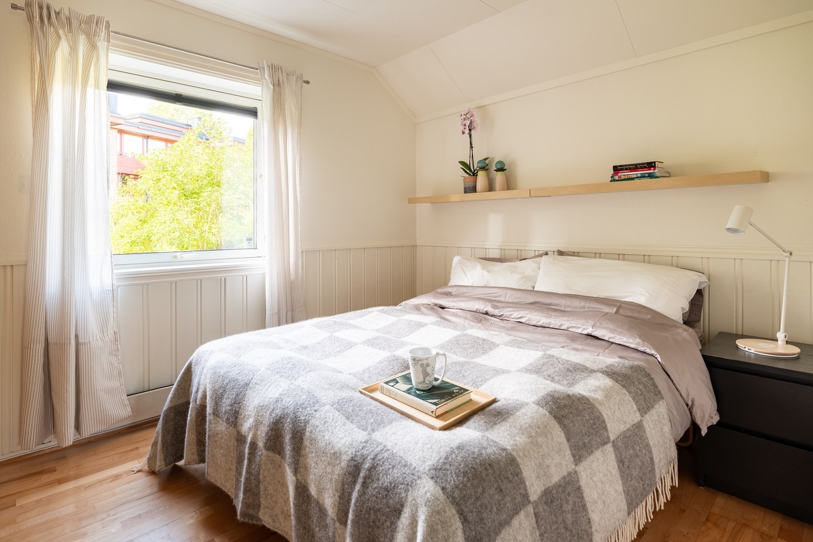 Soverommet er på 11m² og har god plass til dobbeltseng, nattbord og garderobe. Galleribilde